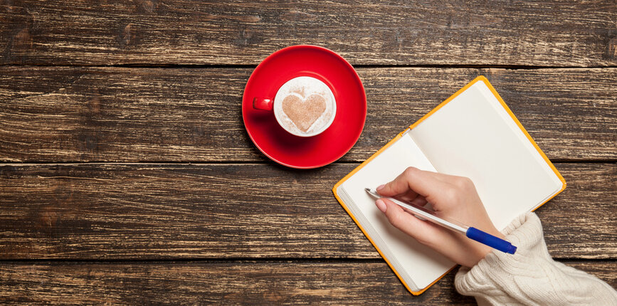 Frank Kaufmann schreibt Notizen zu seinem Krimi in ein Notizbuch